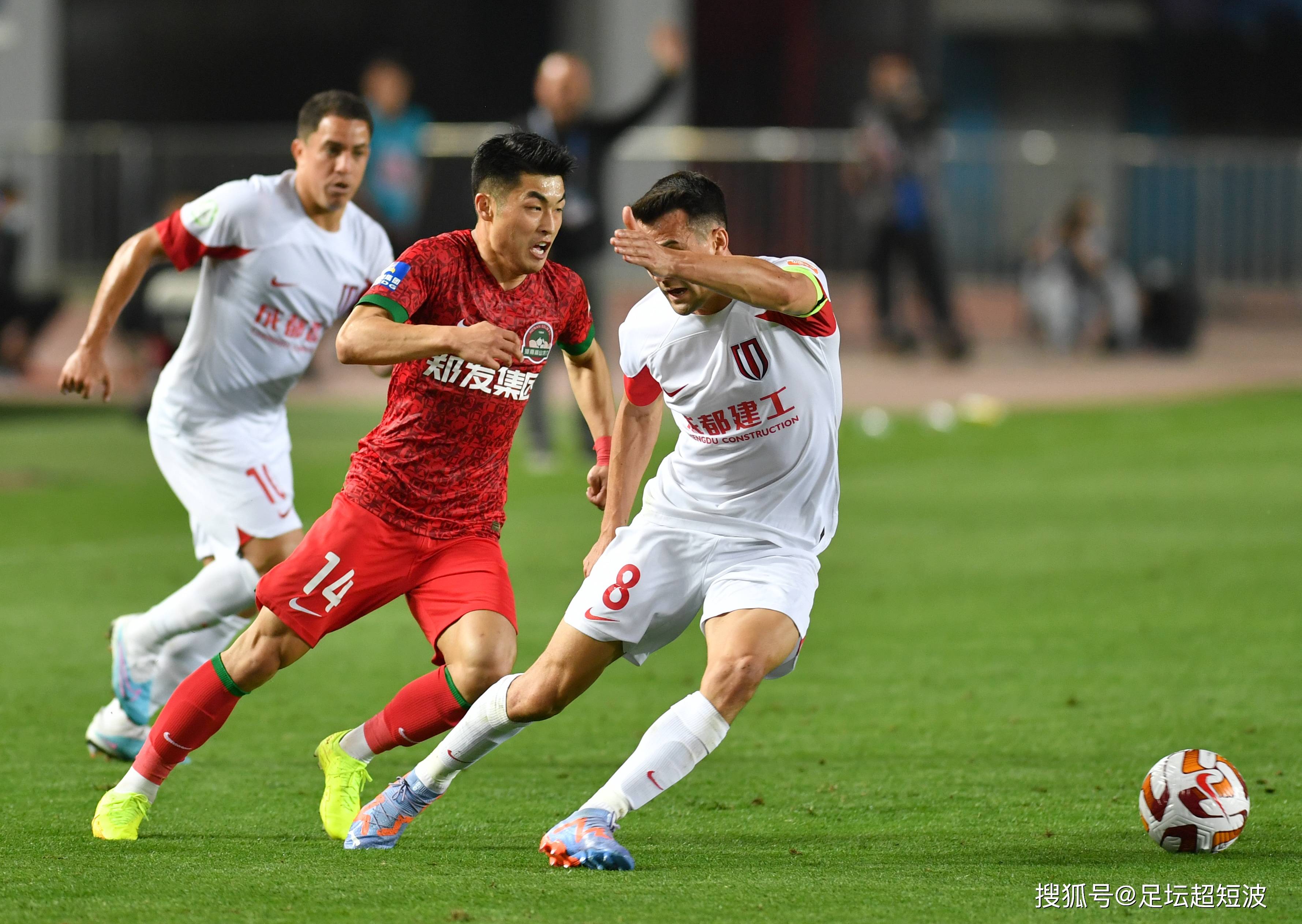 这对年轻选 这对年轻选